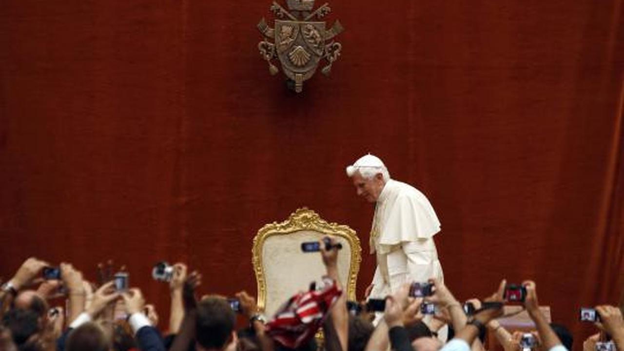 Paus Benediktus XVI mengundurkan diri