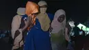 Seorang wanita etnis Rohingya dibantu berjalan oleh orang lain setelah perahu yang membawa mereka mendarat di Lhokseumawe, provinsi Aceh, Senin (7/9/2020). (AP Photo/Zik Maulana)