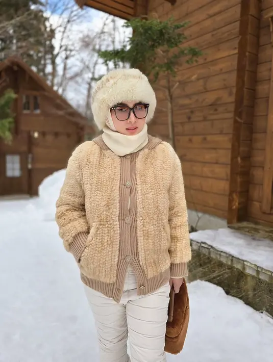 Syahrini nampak kenakan busana berlapis dengan luaran knitted cardigan dan celana putih [@princessyahrini]