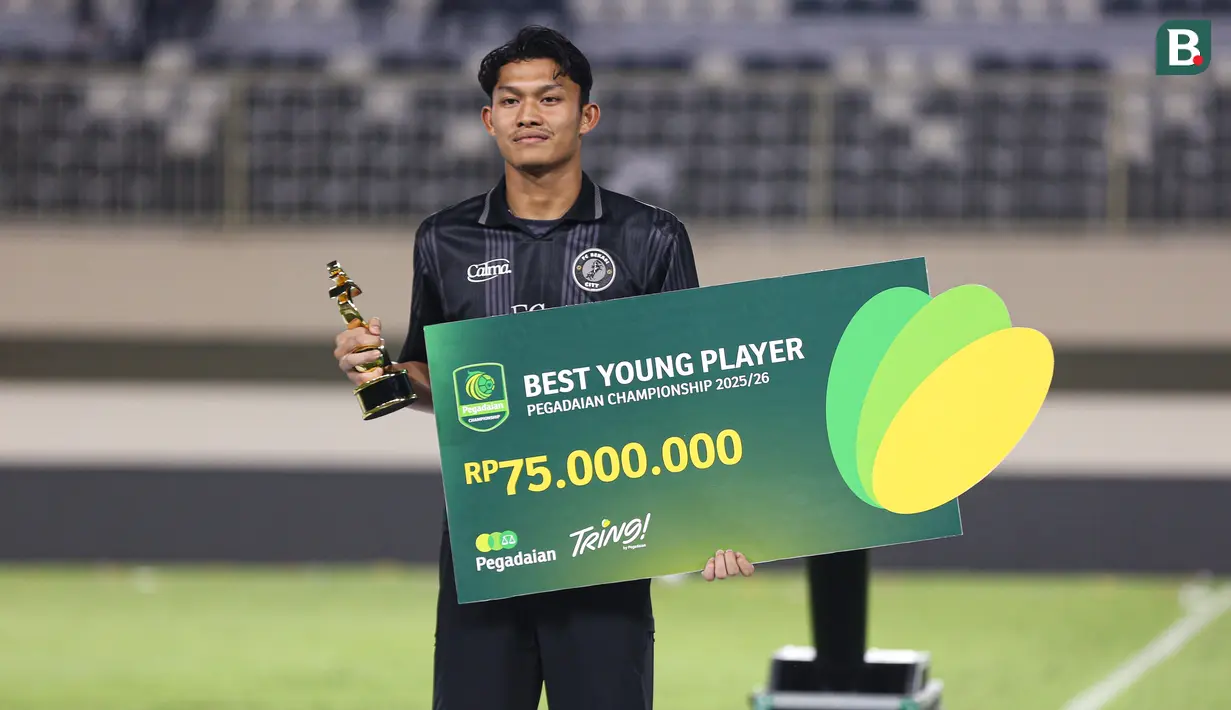 Penghargaan sebagai Pemain Muda Terbaik di Pegadaian Championship 2025/26 diberikan pada penjaga gawang FC Bekasi City, Ikram Al Giffari. (Bola.com/Abdul Aziz)