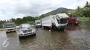 Sopir truk mencuci kendaraannya di Sungai Kilo Sembilan, Popayato, Gorontalo, Minggu (11/9). Selain sebagai tempat membersihkan truk sungai tersebut juga dimanfaatkan warga untuk mencuci dan mandi. (Liputan6.com/Immanuel Antonius)