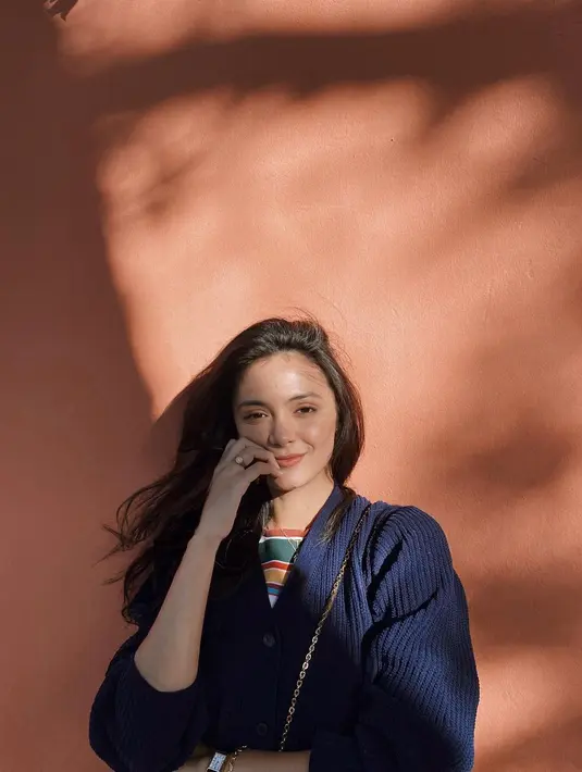 "Mungkin target aku untuk tahun ini untuk lebih banyak self-reflection untuk diri aku sendiri. Banyak memperbaiki diri aku sendiri," pungkasnya. [Instagram/amandarawles]