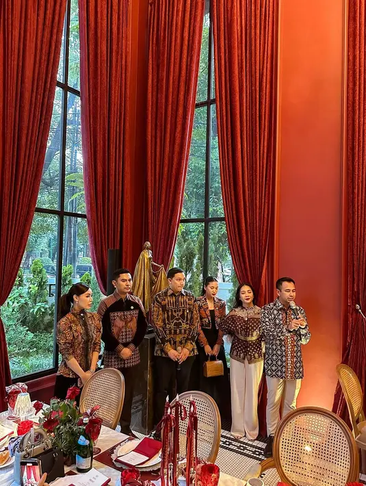 Potongan longgar yang nyaman namun tetap stylish membuat penampilan Nagita terlihat effortlessly chic. Blouse ini merupakan representasi sempurna dari busana yang mengedepankan warisan budaya dengan sentuhan kontemporer. [@raffinagita1717].