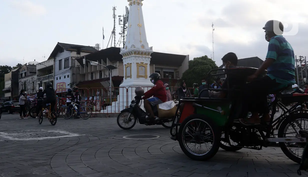 Aktivitas masyarakat di kawasan Tugu, Daerah Istimewa Yogyakarta, Minggu (10/10/2021). Wisatawan yang berkunjung di kawasan wisata Yogyakarta wajib mematuhi dan menerapkan protokol kesehatan karena Daerah Istimewa Yogyakarta masih berstatus PPKM level 3. (Liputan6.com/Helmi Fithriansyah)