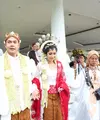 Pasangan pengantin baru Ardina Rasti dan Arie Dwi Andhika tengah berbahagia lantaran resmi menjadi suami-istri. Di sisi lain, ada yang mengejutkan dan mengganjal di telinga para hadirin, terutama para media yang meliput. (Daniel Kampua/Bintang.com)