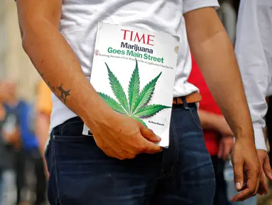 Salah satu pelamar membawa majalah Time dengan halaman depan Marijuana saat menghadiri Medical Marijuana Job Fair di McKeesport, Pennsylvania, Kamis (27/7). Perusahaan medis PurePenn membuka lowongan kerja di Kota McKeesport. (AP/Gene J. Puskar)