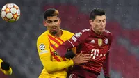 Ronald Araujo vs Robert Lewandowski saat Barcelona dipermak Bayern Munchen 3-0 di Allianz Arena, Kamis (9/12/2021) dini hari WIB. (AFP/Christiv Stache)