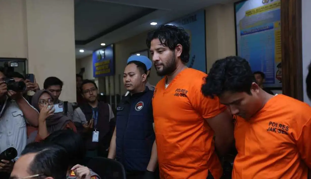 Ammar Zoni dan kedua tersangka dijerat dengan pasal 112 ayat 1 subsider Paa 127 ayat 1 UU Narkotika. [KapanLagi.com/Bayu Herdianto]