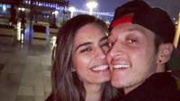 Mesut Ozil dan istrinya Amine Gulse. (Instagram)