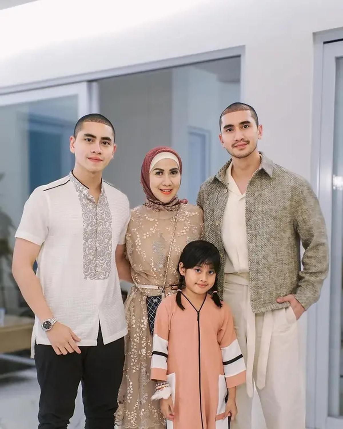 Momen kebersamaan Verrell bersama Athala yang botak, Venna Melinda, dan adik angkatnya menarik sorotan publik.