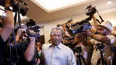 Mantan Wakil PM, Muhyiddin Yassin tiba di ruang konferensi pers, Kuala Lumpur , Malaysia, Rabu, (29/7/2015).  Perdana Menteri Malaysia Najib Razak memecat wakilnya, Muhyiddin Yassin dalam perombakan kabinet pada 28 Juli 2015. (REUTERS/Olivia Harris)