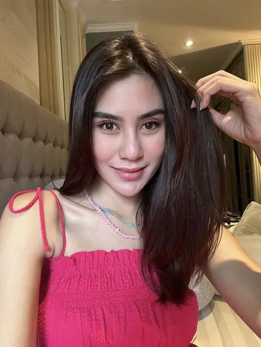 Namun, foto tanpa makeup ini malah bikin gagal fokus dan menjadi sorotan para netizen. Banyak yang berkomentar jika hidung dan dagunya berbeda dari sebelumnya. Saking berbedanya, cukup banyak yang menduga Syahnaz Sadiqah lakukan operasi plastik. (Liputan6.com/IG/@syahnazs)