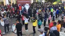 Maskot Piala Dunia 2022, La'eeb bersama marching band FKPPI Banjarmasin saat menghibur warga di CFD Menara Pandang di kota Banjarmasin. Minggu (30/10/2022) pagi. Sang maskot akan mengunjungi total 11 kota besar di Indonesia dalam program bertajuk Piala Dunia di Langit Indonesia "Berburu La'eeb". (FOTO: Dok. SCM)