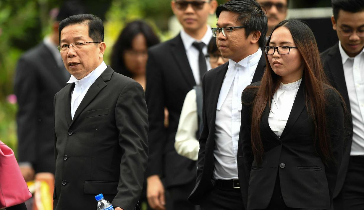 Pengacara Siti Aisyah, Gooi Soon Seng (kiri) keluar saat persidangan di Pengadilan Tinggi Shah Alam, Kuala Lumpur, Malaysia (2/10). Menurut pengacara kedua wanita tersebut mengaku tidak bersalah di persidangan. (AFP Photo/Mohd Rasfan)