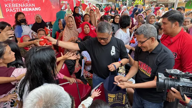 Sekretaris Jenderal (Sekjen) DPP PDIP Hasto Kristiyanto membagikan telur ke warga di kawasan Rumah Susun Tanah Tinggi, Senen, Jakarta Pusat