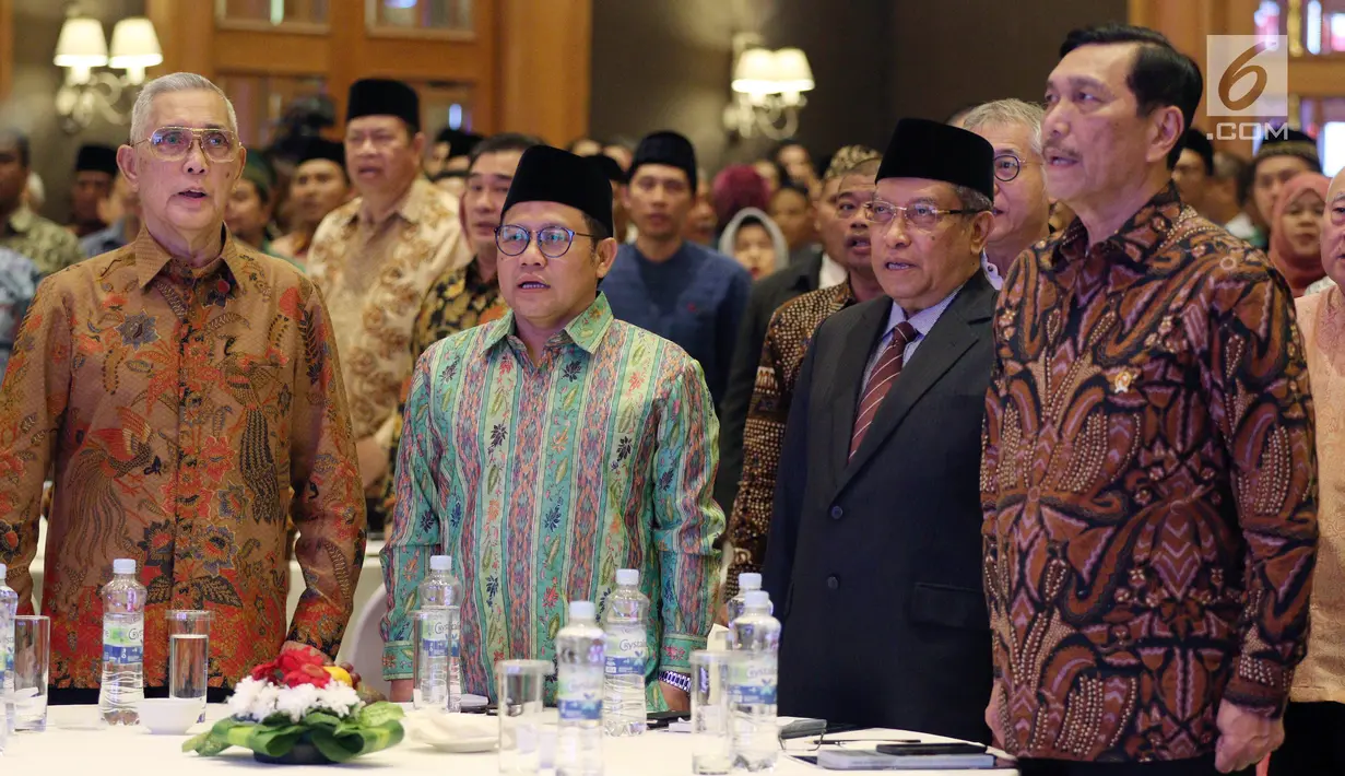Menko Maritim Luhut Panjaitan, Ketua Umum PBNU Said Aqil Siraj, Ketum PKB Muhaimin Iskandar dan Wapres ke-6 Try Sutrisno menyanyikan lagu Indonesia Raya pada acara Deklarasi Said Aqil Siroj (SAS) Institute di Jakarta (1/8). (Liputan6.com/Johan Tallo)