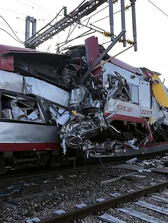 Kondisi kereta api yang mengalami kecelakaan di di Luxembourg bagian selatan, Selasa (14/1). Kereta barang dan kereta penumpang bertabrakan yang menyebabkan satu orang tewas. (AFP PHOTO/POLICE GRAND-DUCALE)