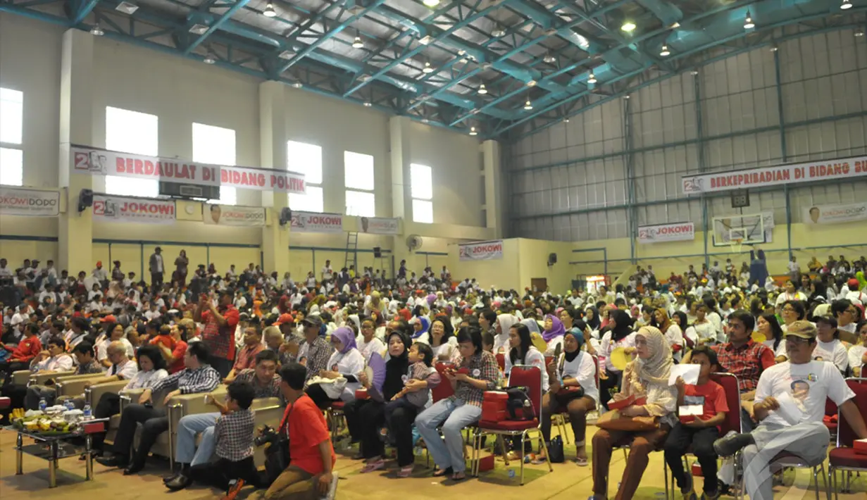 Warga yang hadir juga mengajak keluarga mereka dalam deklarasi Front Jokowi Presiden (FJP) di GOR Pulogadung, Jakarta Timur, Jakarta, Kamis (12/6/2014) (Liputan6.com/Panji Diksana)