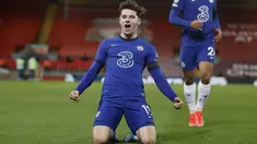 Gelandang Chelsea, Mason Mount bersebrasi setelah mencetak gol pembuka untuk timnya ke gawang Liverpool pada matchday ke-27 Liga Primer Inggris di Anfield, Jumat (05/03) dini hari WIB. Chelsea mempermalukan tuan rumah yang juga juara bertahan Liverpool 1-0. (Phil Noble, Pool via AP)