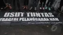 Para aktivis menuntut pemerintah untuk segera mengusut tuntas pelanggaran HAM saat 'Aksi Diam Kamisan'. Aksi ini telah memasuki tahun ke delapan, Jakarta, Kamis (22/1/2105). (Liputan6.com/Herman Zakharia)