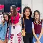 Potret artis bersama anak gadis mereka. [Foto: Instagram/ramadhaniabakrie, Instagram/ussypratama]