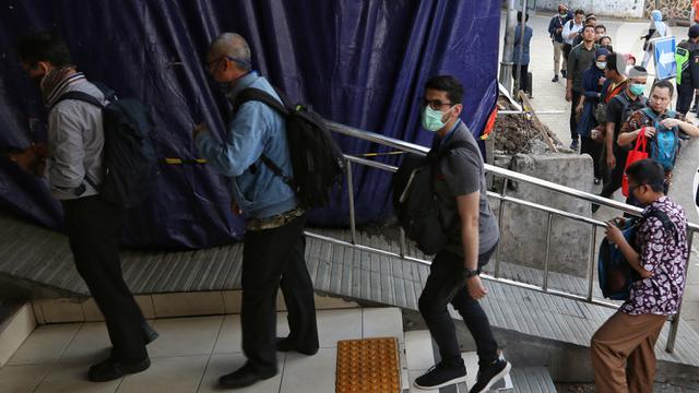 Antrean Terjadi di Stasiun Sudirman