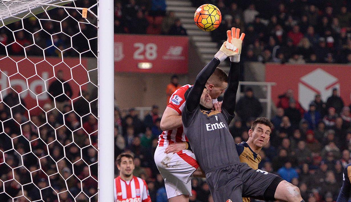 Kiper Arsenal, Petr Cech (tengah)  mencoba menghalau bola dari sundulan pemain Stoke City pada lanjutan Liga Premier Inggris di Stadion Britannia, Stoke-on-Trent, Minggu (17/1/2016).  (AFP Photo/Oli Scarff)
