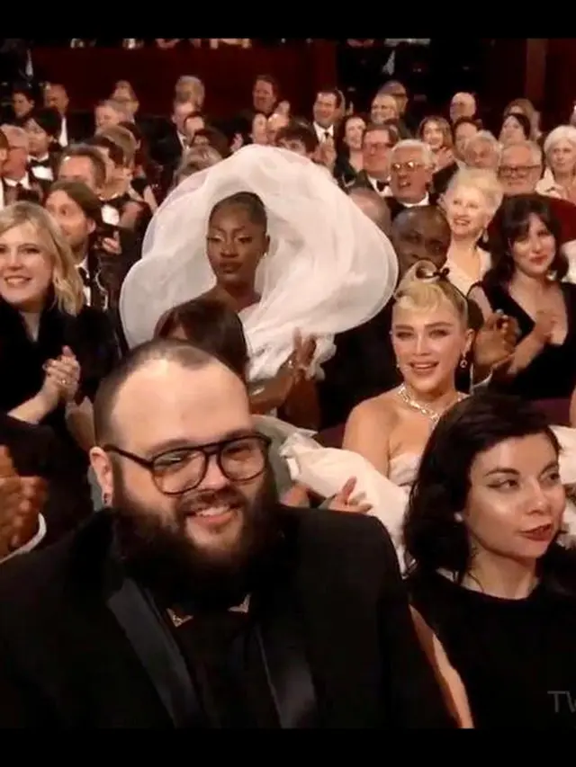 Viral Momen Penyanyi Tems Pakai Gaun Awan Dramatis di Oscar 2023, Dikritik Halangi Penonton