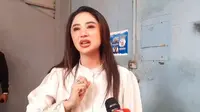 Dewi Perssik di Kawasan Tendean, Jakarta Selatan, Jumat (13/12/2024). (Dok. via M. Altaf Jauhar)