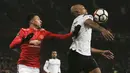 Pemain Derby County, Andre Wisdom (kanan) menahan bola dari kejaran pemain Manchester United, Jesse Lingard pada laga PIala FA di Old Trafford, Manchester, (5/1/2018). Manchester United menang 2-0. (AFP/Lindsey Parnaby)