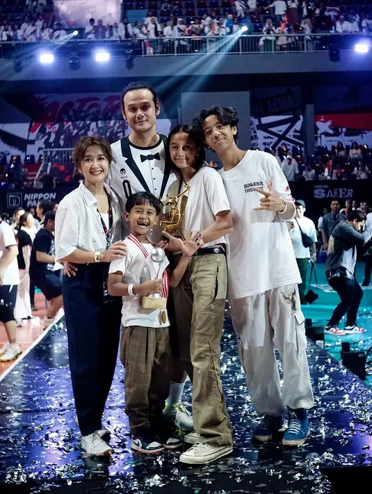 Aktor Dwi Sasono mengunggah potret keluarga kecilnya. Dalam sebuah foto, terlihat Dwi Sasono berpose bersama istri dan ketiga anaknya. [Foto: Instagram/dwisasono]