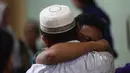 Salah satu keluarga korban kecelakaan kereta api, yang melibatkan KA Argo Bromo Anggrek dan KRL Commuter Line di Stasiun Bekasi Timur, saat menanti identifikasi jenazah korban di Rumah Sakit Polri Kramat Jati, Jakarta Timur, Selasa (28/4/2026). (Kapanlagi.com/Budy Santoso)