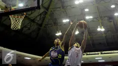 Pemain Satria Muda Pertamina, M Rizal Falconi (kiri) menahan serangan penyerang Stadium, Valentino Wuwungan pada laga Perbasi Cup 2016 di GOR Soemantri Brodjonegoro, Jakarta, Selasa (25/10). Satria menang telak 73-59. (Liputan6.com/Helmi Fithriansyah)