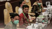 Mentan Syahrul Yasin Limpo mengenakan kalung bertuliskan anti virus corona saat raker dengan Komisi IV DPR di Kompleks Parlemen, Senayan, Jakarta, Selasa (7/7/2020). Rapat membahas program strategis kementerian dalam rangka percepatan pemulihan ekonomi dampak COVID-19. (Liputan6.com/Johan Tallo)