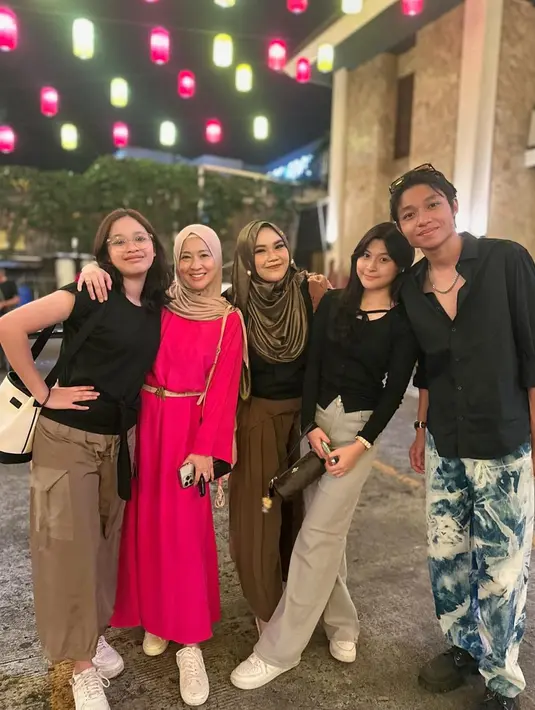 Unggahan Okie yang memperlihatkan kebahagiaan di perayaan ultah ini langsung banjir komentar. Banyak yang mengucapkan selamat ultah, hingga memuji parasnya yang awet muda. Anak-anaknya yang ganteng dan cantik-cantik juga tak luput dari pujian netizen. (Liputan6.com/IG/@okieagustina_)