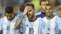 Ekspresi pemain Argentina, Lionel Messi saat timnya ditahan Peru pada laga Kualifikasi Piala Dunia 2018 di Buenos Aires, (5/10/2017). Argentina bermain imbang 0-0 lawan Peru. (AFP/Eitan Abramovich)