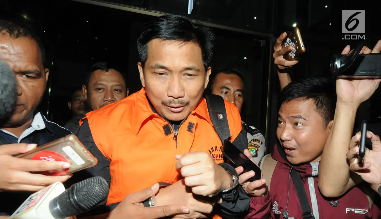 Anggota DPR dari Fraksi Golkar Bowo Sidik Pangarso (BSP) dikawal petugas usai menjalani pemeriksaan di Gedung KPK, Jakarta, Kamis (28/3). KPK mengamankan uang dalam pecahan Rp20 ribu dan Rp50 ribu dalam amplop yang diduga dipersiapkan untuk Pemilu 2019. (merdeka.com/Dwi  Narwoko)
