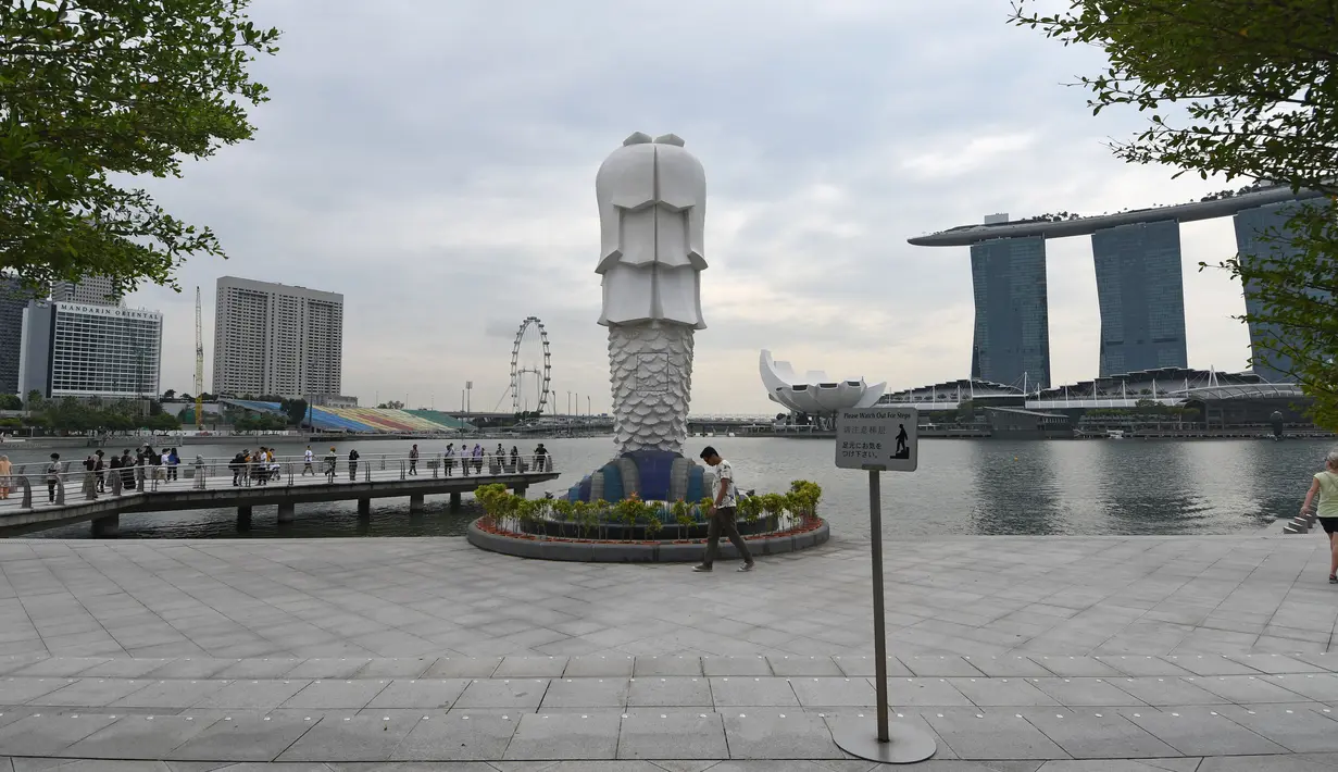 <p>Para wisatawan mengunjungi Taman Merlion di Singapura pada 6 Maret 2020. Tempat-tempat wisata utama di Singapura sepi dari turis di tengah epidemi virus corona COVID-19. (Xinhua/Then Chih Wey)</p>