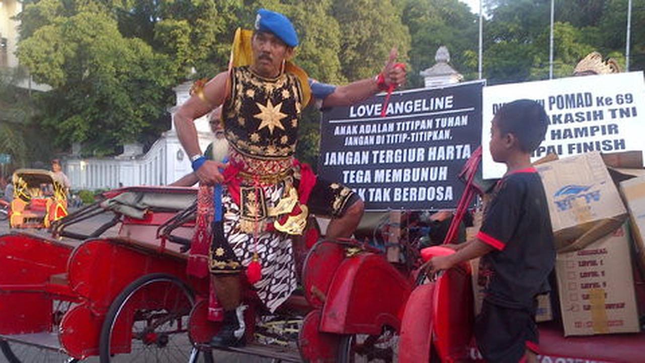 Berkostum Gatotkaca, Kopral Subagyo bagikan 400 takjil