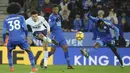 Pemain Tottenham, Dele Alli (tengah) melepaskan tembakan melewati adangan para pemain Leicester City pada lanjutan Premier League di King Power Stadium, Leicester, (28/11/2017).  Leicester City menang 2-1. (AP/Rui Vieira)