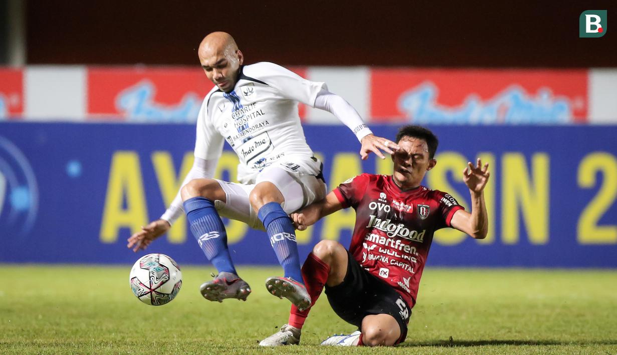 Begitupun dengan penyerang PSIS Semarang, Bruno SIlva yang terus berusaha melewati barisan pertahanan Bali United. (Bola.com/Bagaskara Lazuardi)