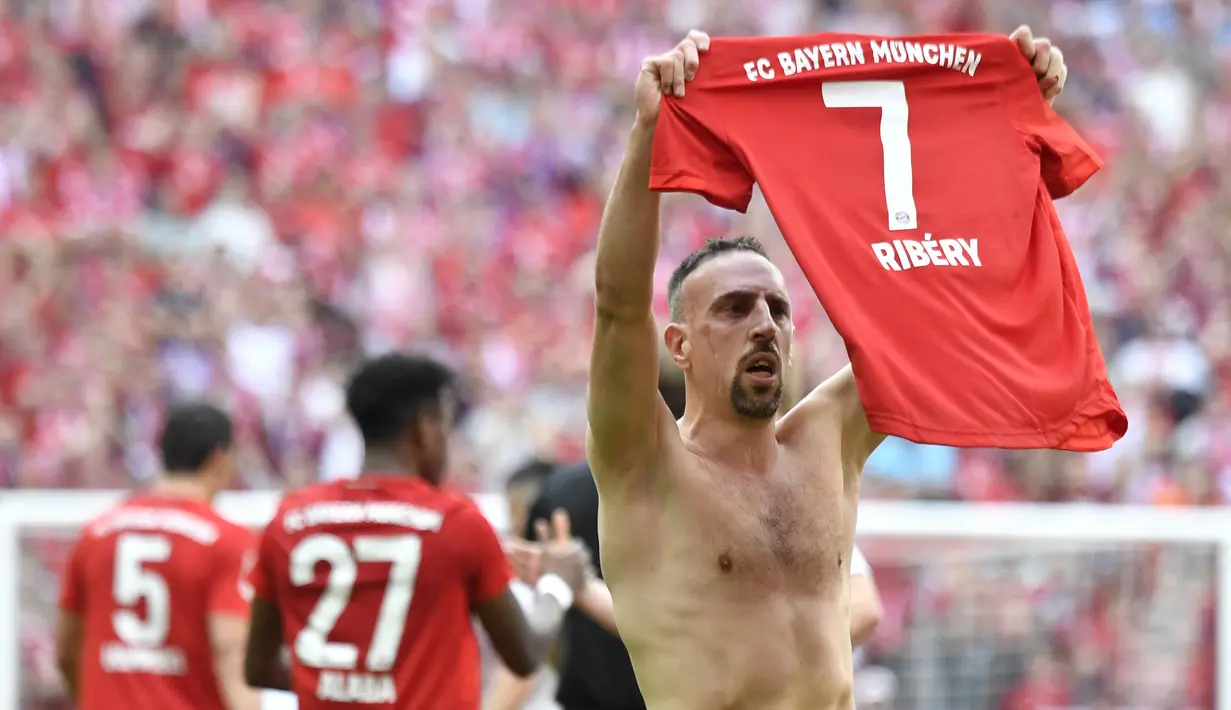Franck Ribery. Gelandang asal Prancis ini memperkuat Bayern Munchen selama 12 musim mulai 2007/2008 hingga 2018/2019. Gol terakhirnya dicetak di usia 36 tahun 1 bulan dan 11 hari saat melawan Eintracht Frankfurt di ajang Liga Jerman (18/5/2019). (AFP/John MacDougall)