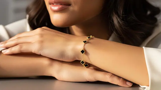 model gelang emas bunga clover hitam kekinian