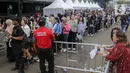 Mereka rela antri panjang untuk bisa masuk ke dalam Tennis Indoor Kompleks Gelora Bung Karno, Jakarta untuk berjumpa idolanya. (Liputan6.com/Herman Zakharia)