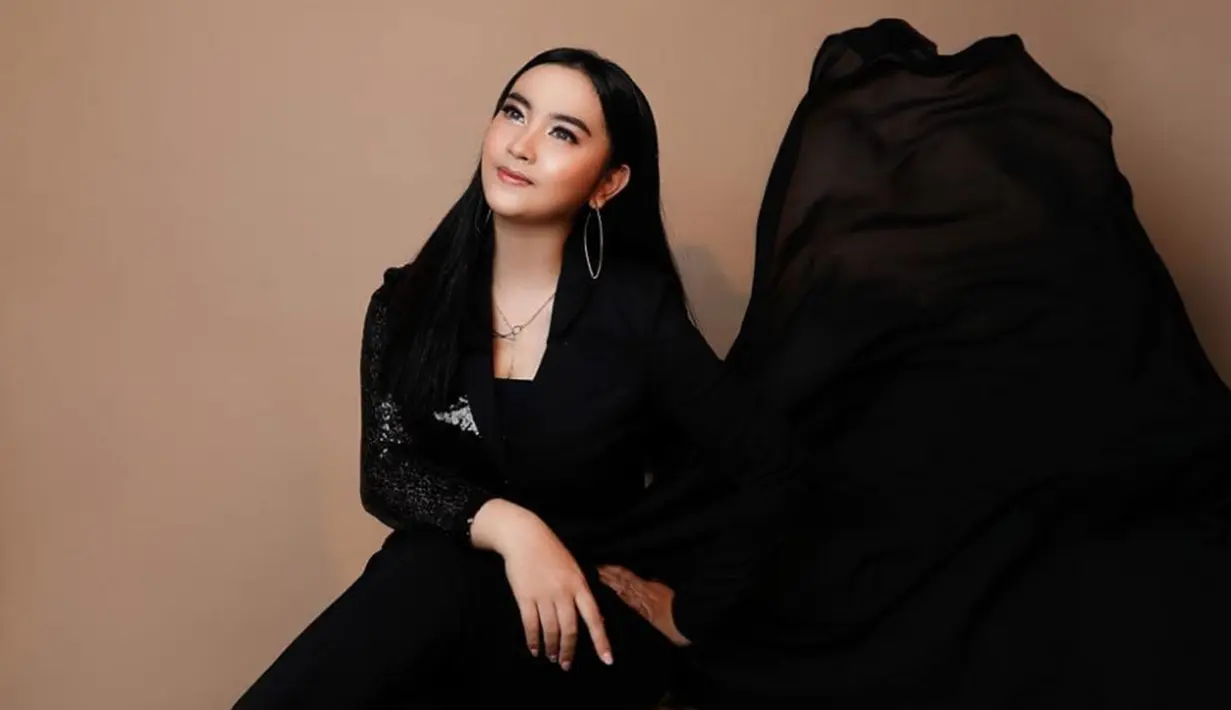 Jadi penyanyi dangdut mengikuti jejak tantenya, Dewi Persik, Lebby Wilayati kini tak hanya sibuk di atas panggung tetapi juga berbagai kegiatan. (Liputan6.com/IG/@lebbywilayati)