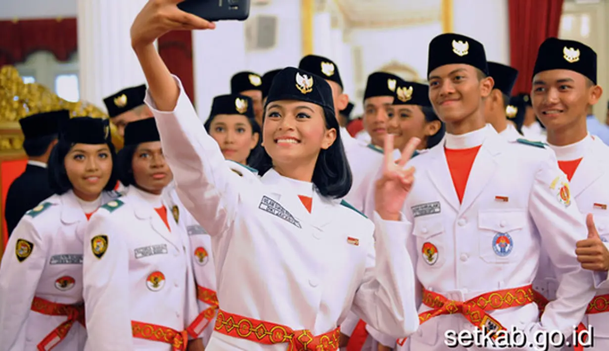 Rasa deg-degan tentunya dirasakan oleh mereka yang akan bertugas saat upacara detik-detik proklamasi. Bahkan satu di antara mereka ada yang mengaku sampai tidak bisa tidur menuju hari itu. (Instagram/sekretariat.kabinet)