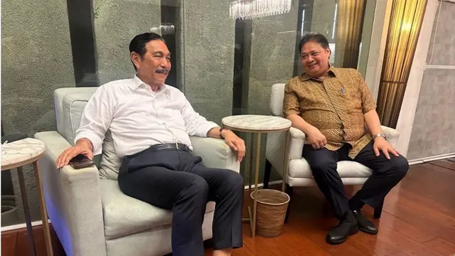 Mantan Menteri Koordinator Bidang Kemaritiman dan Investasi Luhut Binsar Pandjaitan yang kini menjabat sebagai Ketua Dewan Ekonomi Nasional (DEN) bertemu dengan Menko Perekonomian Airlangga Hartarto.