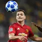 Bek Manchester United, Diogo Dalot berebut bola dengan striker Young Boys, Roger Assale selama pertandingan grup H Liga Champions di The Stade de Suisse di Bern (19/9). Dalot menjalani debutnya dengan MU di pertandingan ini.  (AFP Photo/Fabrice Coffrini)