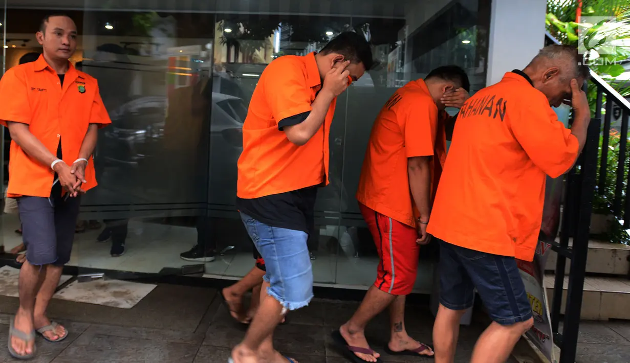 Tersangka kasus narkoba dalam kemasan abon lele dan teri Medan digiring di Polda Metro Jaya, Jakarta, Jumat (18/1). Polisi menangkap 11 tersangka dari lokasi berbeda. (Merdeka.com/Imam Buhori)