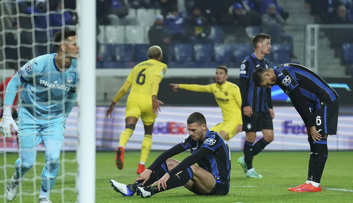 Para pemain Atalanta terlihat tertunduk lesu setelah Villarreal mencetak gol dalam pertandingan Grup F Liga Champions di Bergamo, Italia, Jumat (1/12/2021). Villarreal mengalahkan tuan rumah Atalanta dengan skor 3-2. (Spada/LaPresse via AP)